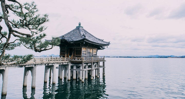 琵琶湖の浮御堂（海門山満月寺）